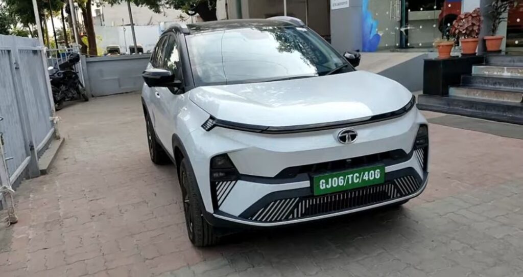 Mahindra XUV400 EV 2024